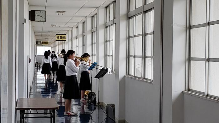 7月3日(金)梅雨でグラウンドが使えない中、校舎内の廊下や階段で部活動が行われていました