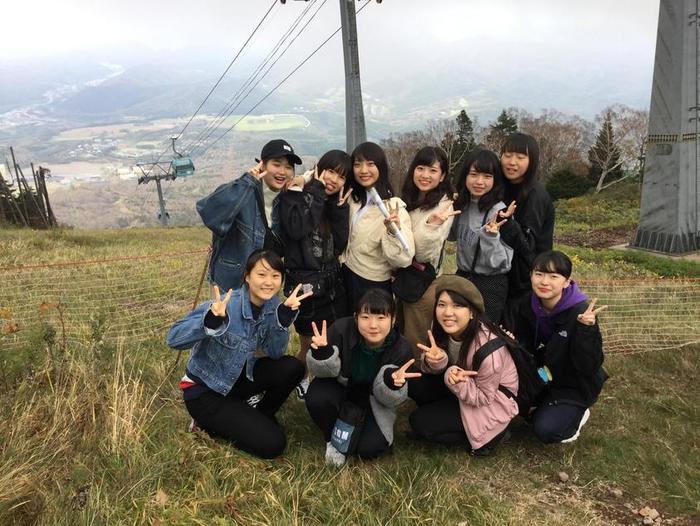10月17日(水)修学旅行第二日目 オリエンテーリングの後、ロープウェイのゴンドラで前森山の頂上へ