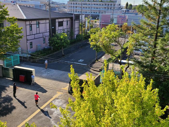 10月12日(月)朝、遅刻する生徒は見当たらない様子です。