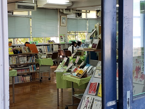 9月28日(金) 図書館では多くの生徒が自習中〜英語力をつける小冊子類も増加〜