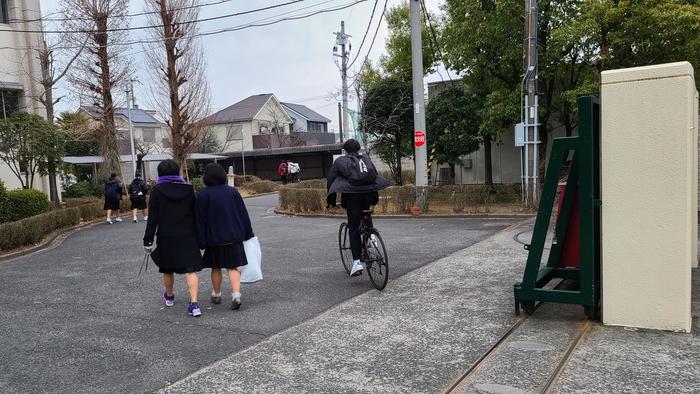 2月12日(金)女子バスケットボール部の生徒が、今日もボランティア活動をしてくれていました。