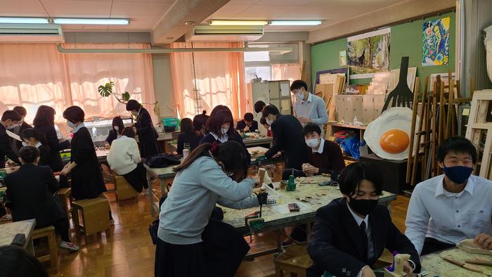 2月5日(金)4限には、美術室で2年生の彫刻の制作も行われていました。
