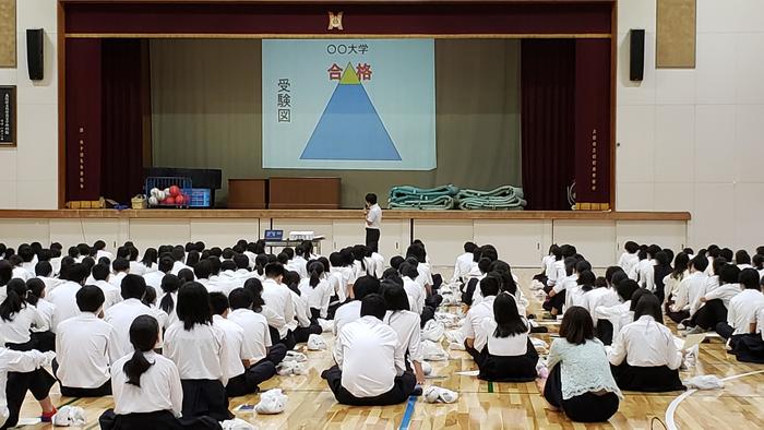 6月18日(木)5限に1年生は体育館で学年集会~教務や進路、生活指導などのオリエンテーション