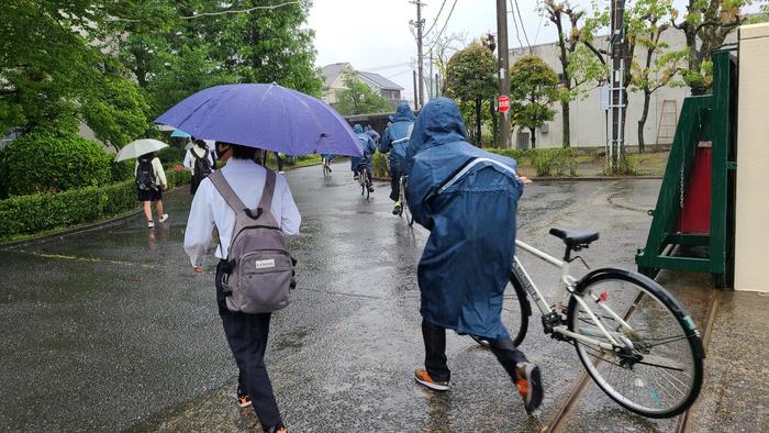 5月27日（木）雨の登校～気をつけて～