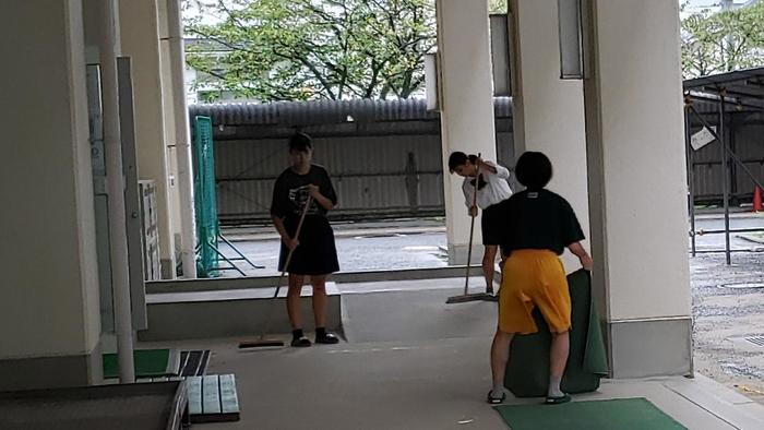 8月30日(金)早朝から女子バスケットボール部の生徒が校内清掃活動