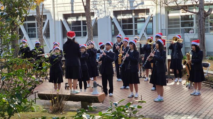 12月23日（木）昼休みに吹奏楽部が中庭でクリスマスコンサート
