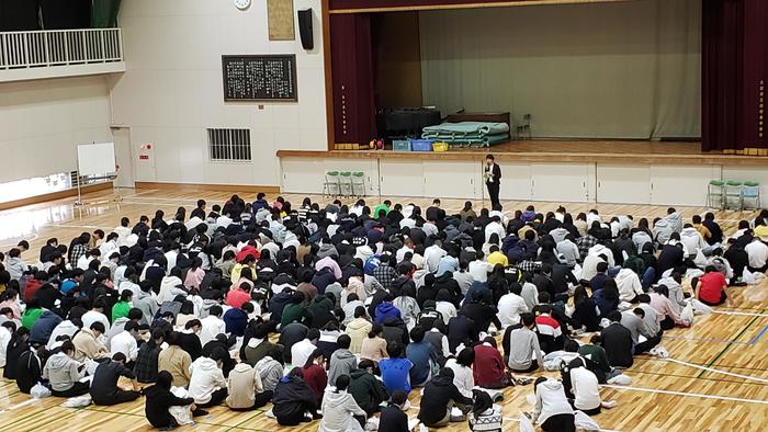 5月9日(水)5限に、体育館で3年生に進路説明会が行われています。