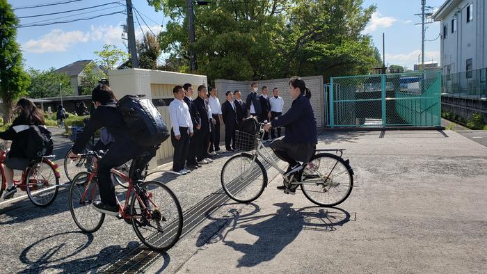 5月7日（火）10連休明けの牧野高校の朝～正門では野球部の1年生が挨拶運動。