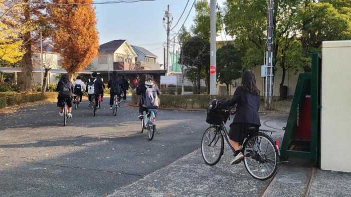 12月8日(火)登校風景~学校休業明けのこの日は1時間遅らせての登校です。