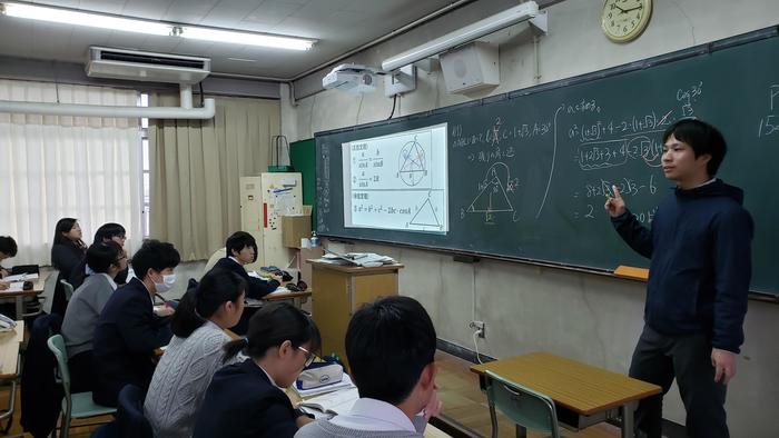 12月2日(月)2限に1年生の数学Ⅰ、4限に1年生の化学基礎、5限に2年生英語コミュニケーションの授業を見学