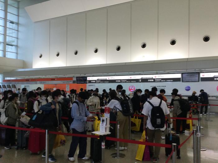 3月24日（水）第44期修学旅行第3日 大阪空港帰着組の2、3、4、6、7組は、国際通りを散策後、18時05分那覇空港発のJAL2088便に全員搭乗しました。