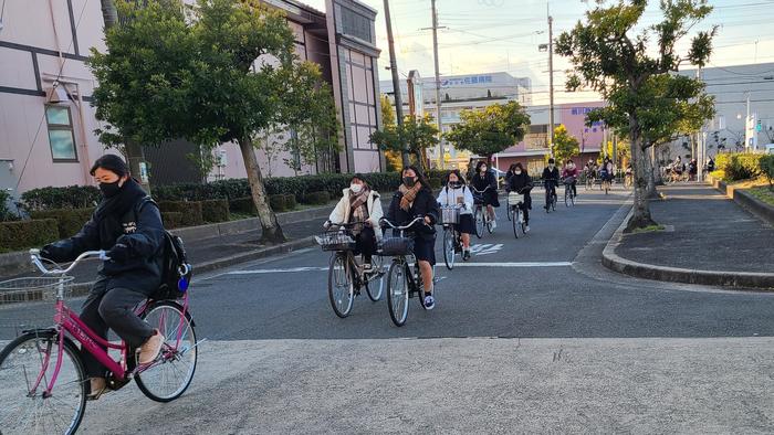 1月6日(水)朝、正門で、登校してくる生徒と挨拶をかわしました。
