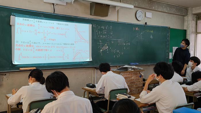 9月22日（水）午後からは、5限に2年生の国語古典、6限に3年生の数学Ⅲ、7限に3年生の数学演習Ⅰの授業を見学しました。