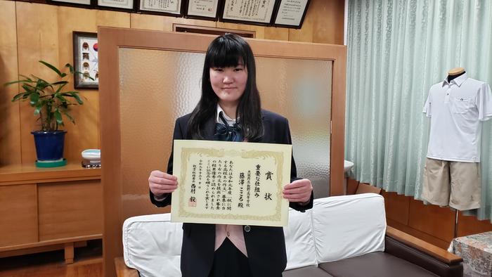 12月11日（水）「税についての作文」で『枚方税務署長賞』を受賞した生徒が、昼休みに校長室に来訪してくれました。