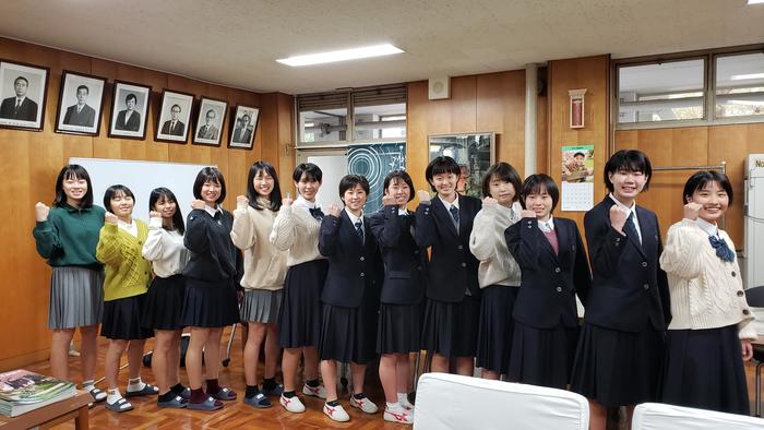 11月18日(月)昼休みに女子バスケットボール部全員で校長室に応援の御礼に来てくれました。