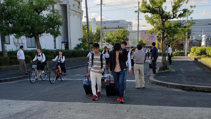 10月15日(火)2年生は修学旅行の大荷物を事前に集荷しています。