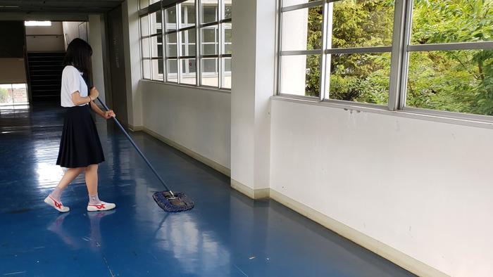 9月2日(水)早朝、女子バレーボール部の生徒が校内清掃。グラウンド等では『牧高フェス2020』の応援団練習