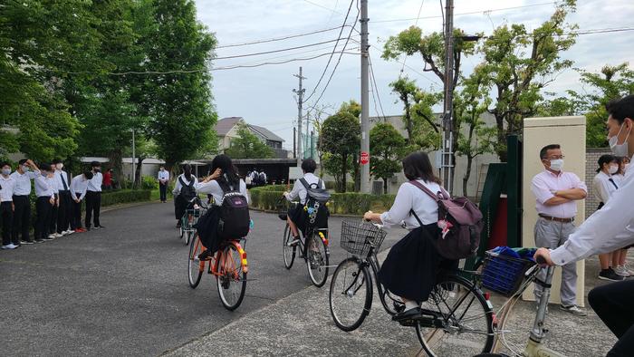 6月18日(金)正門では女子バスケットボール部の生徒と野球部の生徒が挨拶運動を実施
