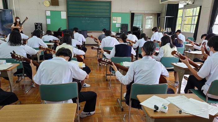 9月15日（水）午前中は、1限に1年生の数学、3限に1年生の音楽の授業を見学しました。