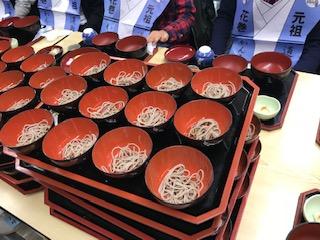 10月16日（火）修学旅行第一日目 ７組花巻空港組の昼食は、わんこ蕎麦。その後に小岩井農場へ