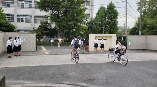 7月3日(金)朝、女子バスケットボール部の生徒たちと正門で挨拶運動