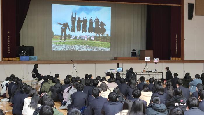 2月4日(木)5限に 牧野高校の1年生が、オンラインで、枚方市長に自分たちの作った「枚方PR動画」10本を観ていただき、質問や講評をしていただきました。