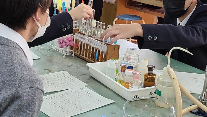 12月2日(木)3限に3年生の化学で実験の様子を見に行きました。