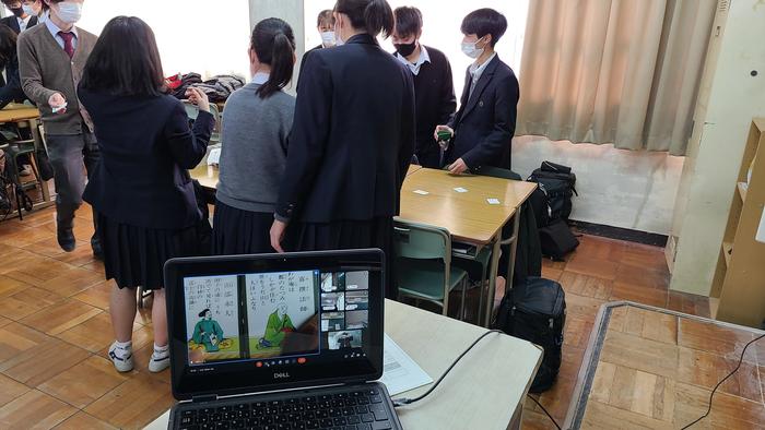 1月29日(土)1年生は電子黒板と一人一台端末機を使って『百人一首大会』