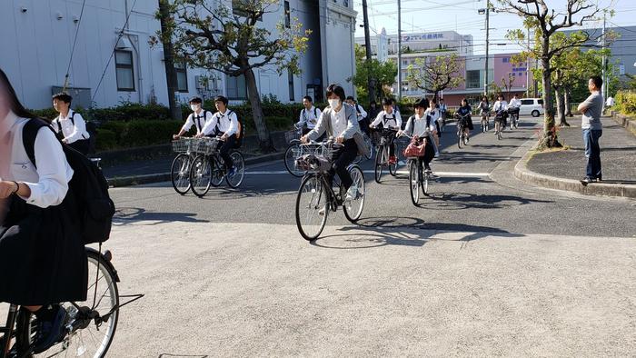 5月16日(木)剣道部の生徒が近隣の清掃活動、オーストラリアの留学生は日本語が上達