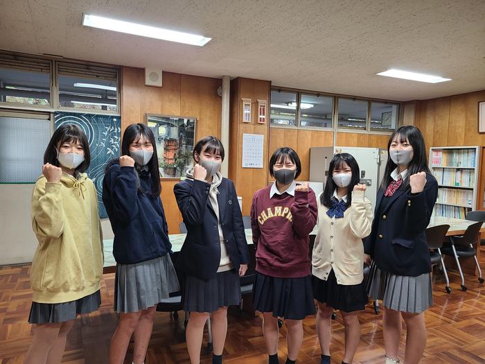 11月4日(水)早朝、始業前に女子バスケットボール部の3年生6人が部活引退の挨拶に校長室に来てくれました。