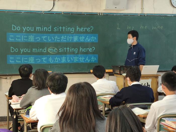 10月26日(月)6限に1年生の英語表現の授業、7限は2年生の体育でバレーボールの授業を見ました。