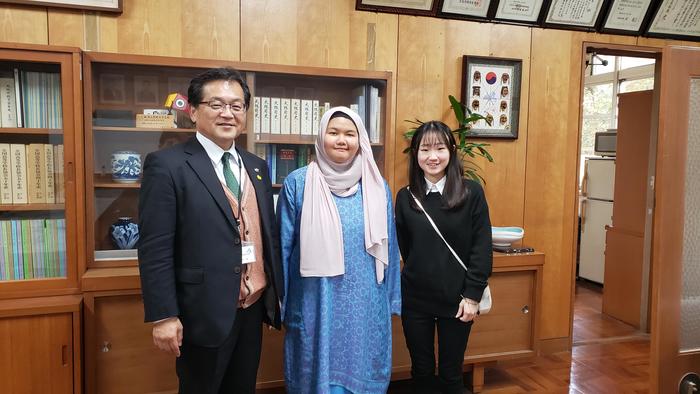 11月27日(水)午後は、オーストラリアからの留学生とマレーシアの高校生2人で校内巡り
