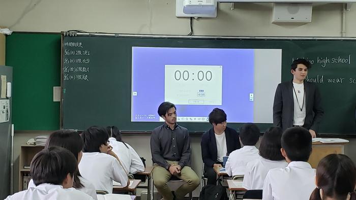 6月7日(金)4限に1年生のコミュニケーション英語でディベート~ネイティブ3人の留学生が見本を実践~