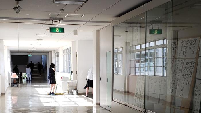 4月12日(金)牧野高校の朝~女子バスケットボール部の生徒が渡り廊下などを床掃除してくれていました。~