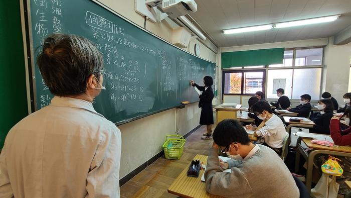 11月5日(木)2限に2年3組の数学Ⅱ、5限に3年生の政経の授業を見学しました。
