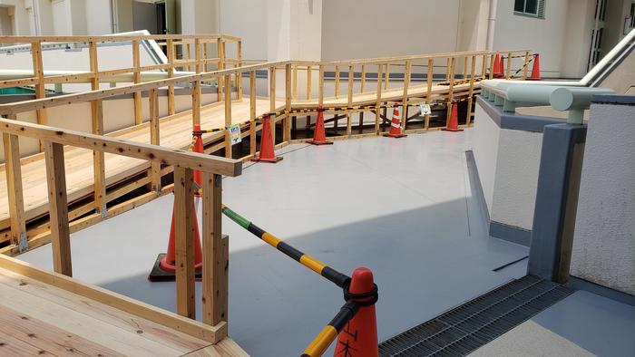 6月21日（金）北館2階体育館連絡通路と4階渡り廊下をスロープ化～車椅子で通行可能に～