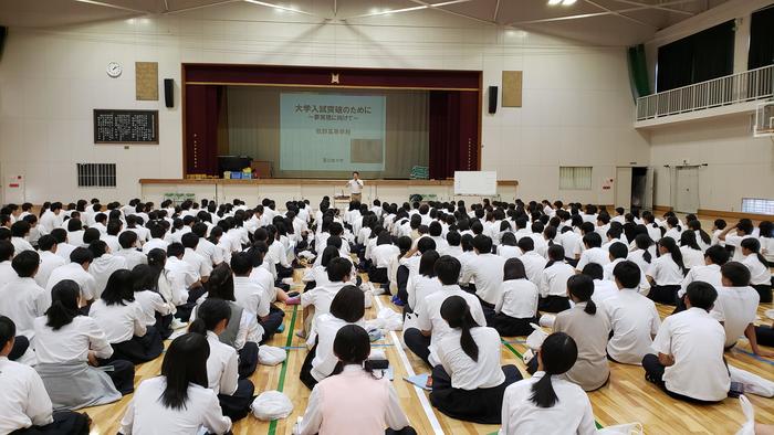 6月13日(木)5限に、1年生「進路講演会」を実施