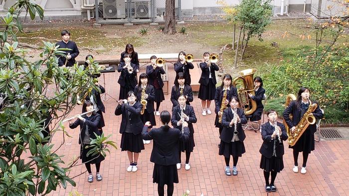 11月22日(金)昼休みには吹奏楽部が「秋の中庭コンサート」