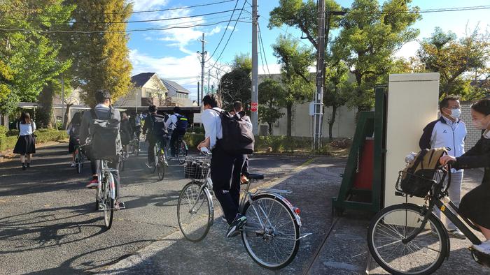 10月18日(月)3学年揃って2学期後半がスタート~快晴で涼やかな朝になりました。