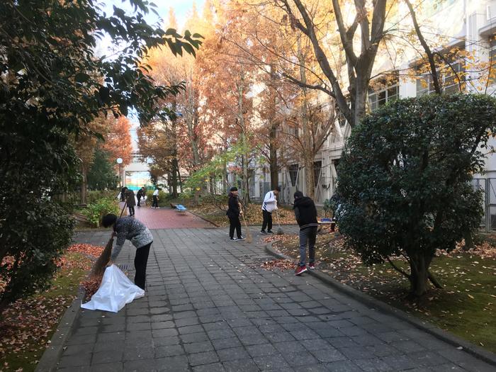 12月3日（火）期末考査まで1週間を切りました。今日も男子バスの生徒が落ち葉を片付けてくれています