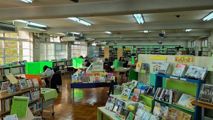 11月1日（月）生徒が早朝から図書館やクラスルームで自習しています。爽やかな秋晴れです。