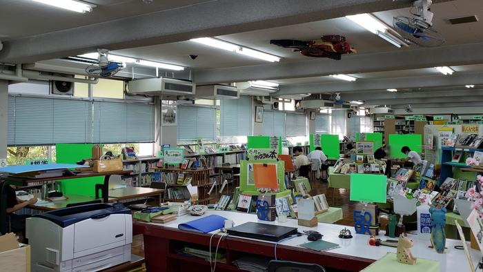 9月2日(水)早朝、図書館は学習する生徒でほぼ満員。各学年の教室でも勉強中の生徒がいました。