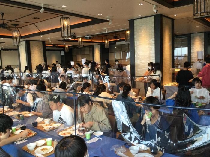 3月23日（火）第44期修学旅行第2日 夕食が始まりました。