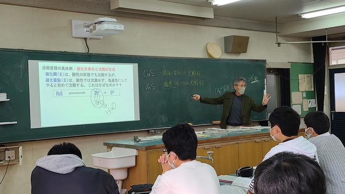 11月17日(火)2限に3年生の化学、3限に1年生国語・古典の授業を見学しました。