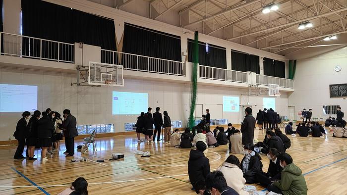 12月23日（木）3限に2年生1組～4組が「総合的な探究の時間」で『市長への提言』の前に枚方市職員の方々に中間発表