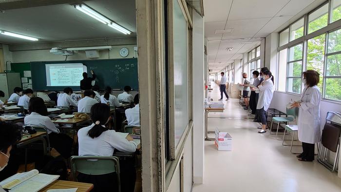 6月14日(月)2限に教育実習生の保健と家庭科と国語の研究授業を見学~多くの先生方が見学されていました。