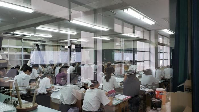 7月2日(火)理科教室ではエアコンを入れて授業~教室の表示板も刷新~