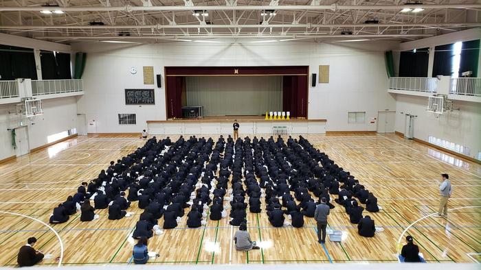 4月11日(木)1年生は5限に体育館で学年集会~生活指導の先生から服装などについての指導が~
