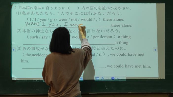 11月12日（木）1限に3年生英語演習、4限に3年生の国語現代文、6限に2年生の物理基礎の授業を見学