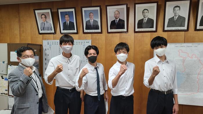 6月3日(木)放課後にサッカー部の生徒が校長室に応援依頼に来室